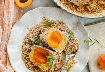 Marillenknödel mit Tonkabohne und Haselnuss-Brösel | © SONNENTOR